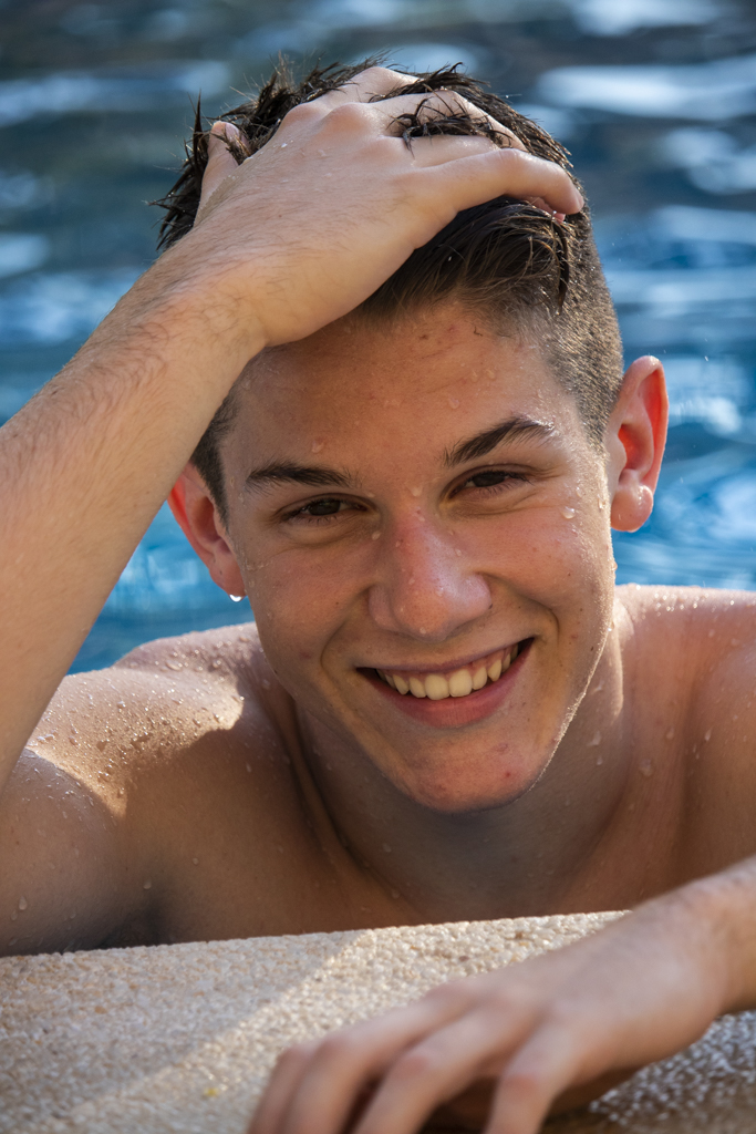 Retrato adolescente sonriendo en piscina